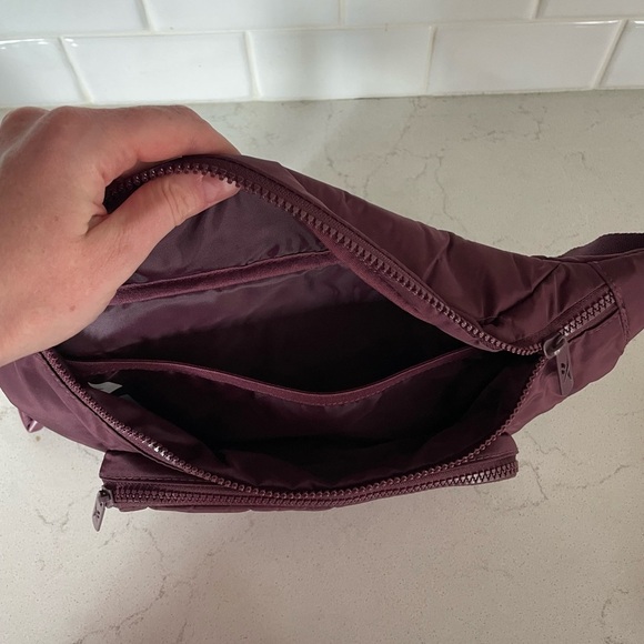 Reebok Crossbody Bag Burgundy One Size - Picture 3 of 5